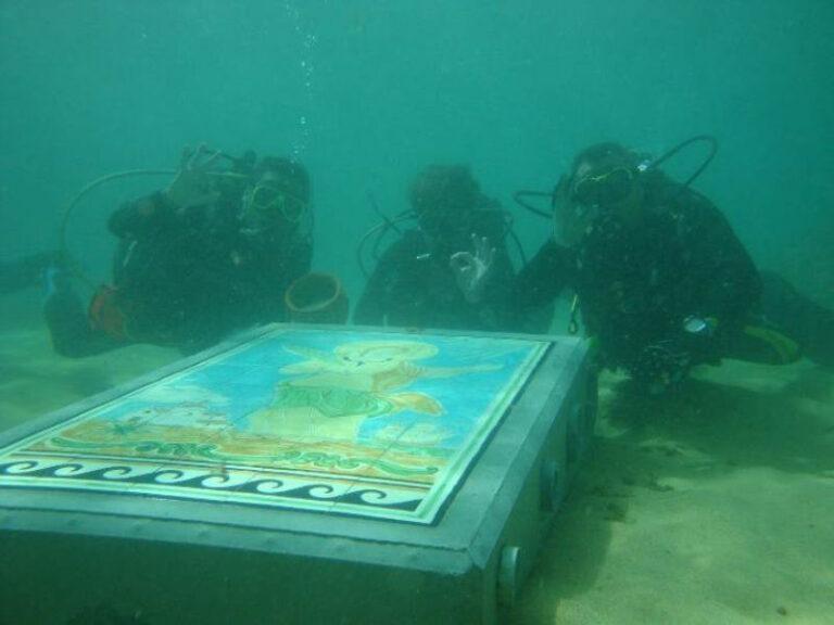 Neteja de la imatge submarina de Santa Cristina, amb quatre voluntaris