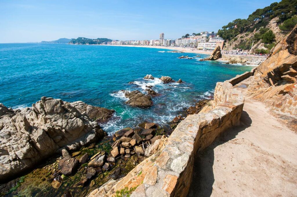 Vistes de Lloret practicant marxa nòrdica (National Geographic)