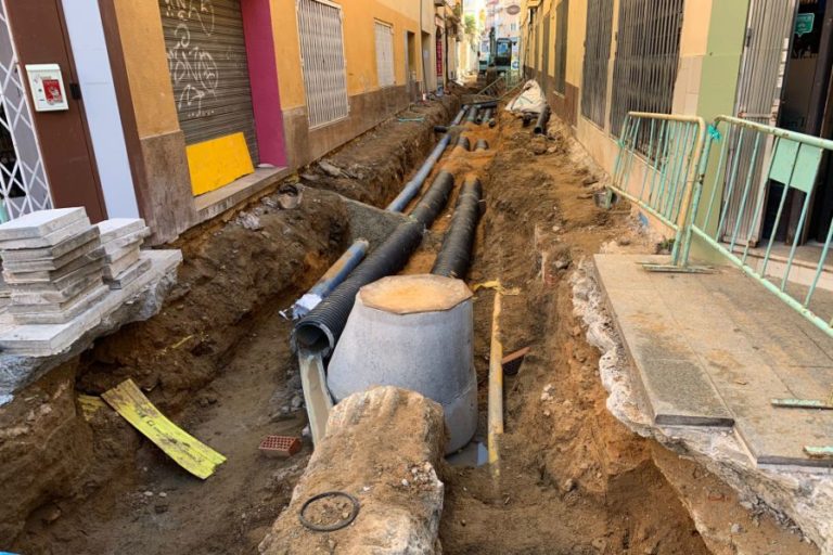 El carrer Oliva i Josep Gelats, al centre de la vila, en obres