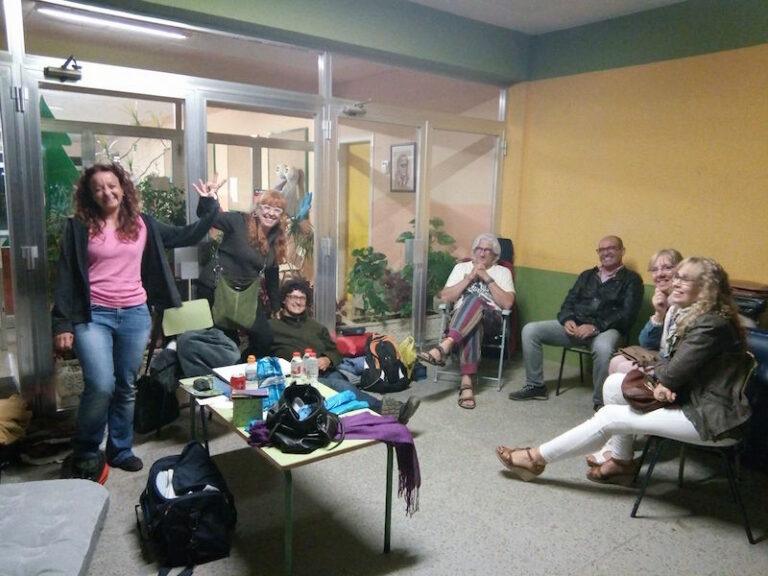 Els veïns passen la nit tant a dins del Pere Torrent com a fora de l’Esteve Carles