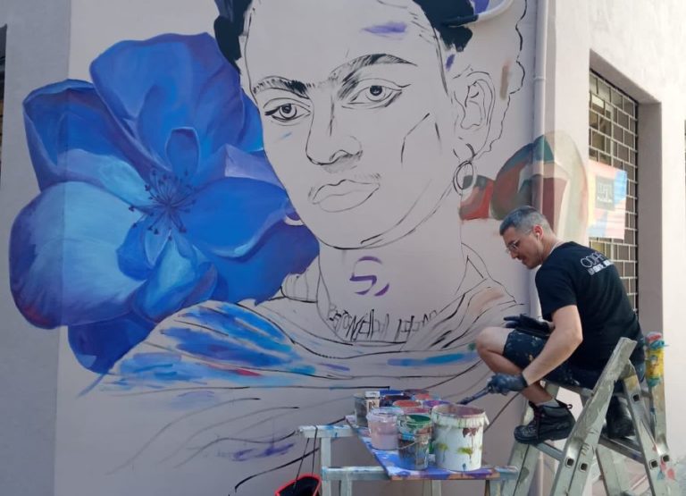 L'artista Odie, pintant Frida Kahlo.