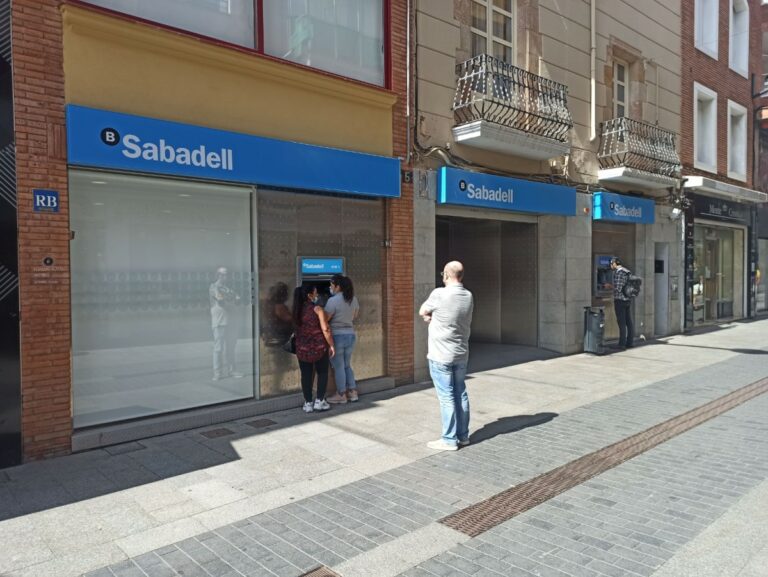 L'oficina del Banc Sabadell al carrer Sant Pere