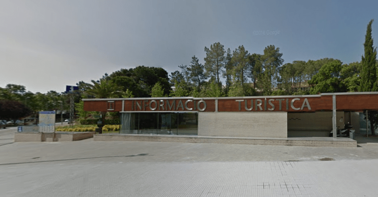 Menys consultes presencials a les oficines de turisme i bona valoració del servei de Whatsapp