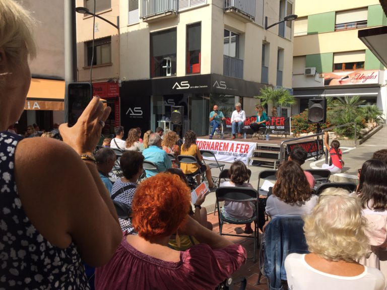 Unes 80 persones assisteixen a la presentació del llibre ‘Ho tornarem a fer’, de Jordi Cuixart, a Lloret de Mar