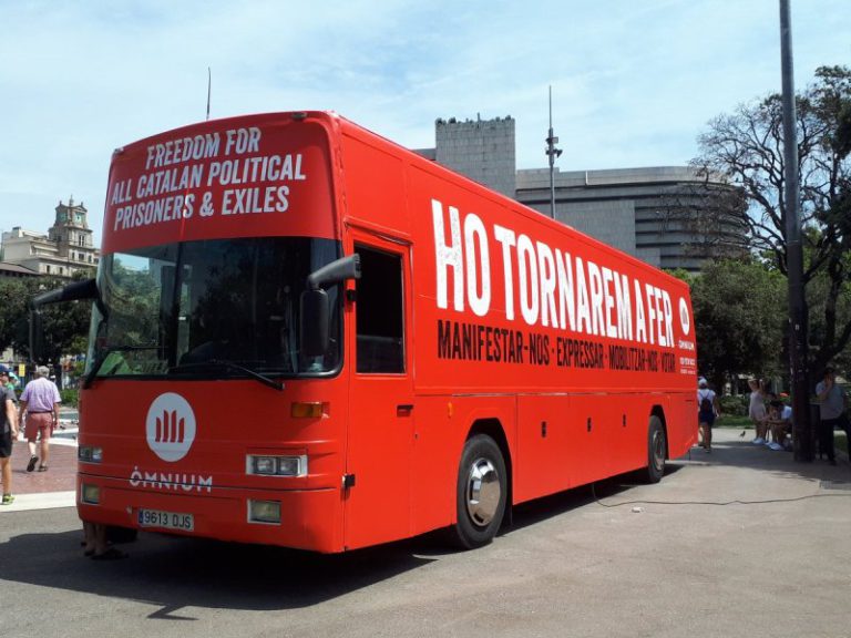 El bus d’Òmnium Cultural visita aquest dissabte a Lloret amb la campanya «Ho tornarem a fer»