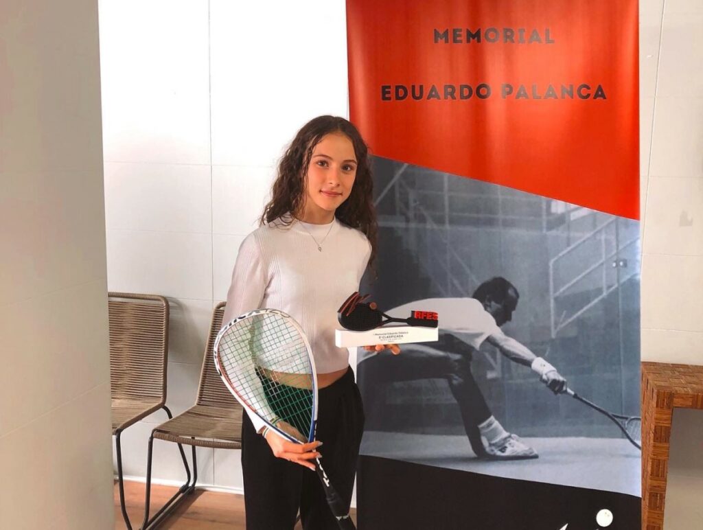 Ona Blasco amb la copa del tercer lloc al Memorial Eduardo Palanca