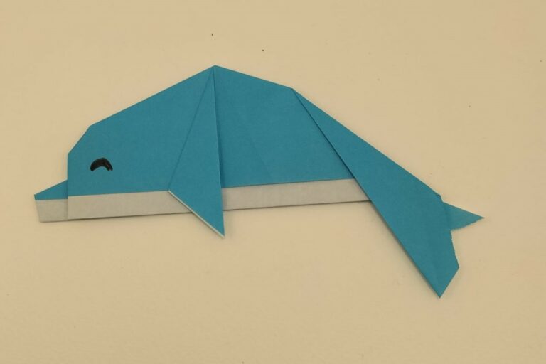 Un dofí fet amb origami (Vidalfont Paper)