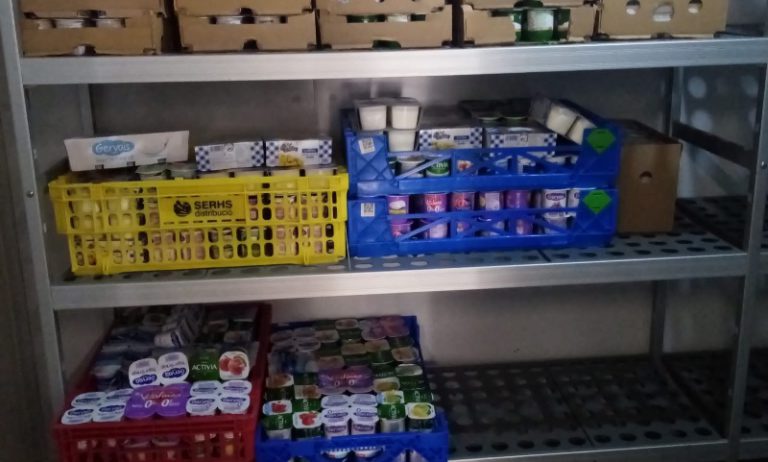 Un grup de dones magribines dona ous i iogurts al Centre de Distribució d’Aliments de Lloret