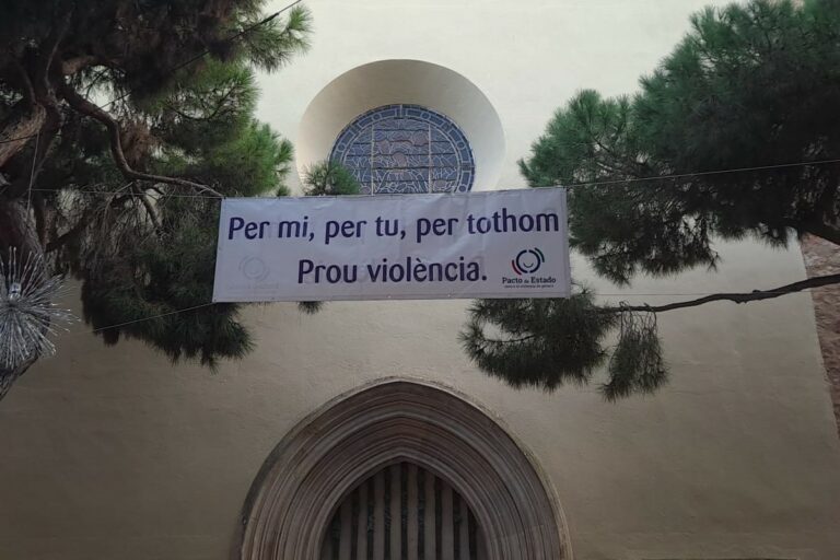 La pancarta per commemorar el 25-N (Ajuntament de Lloret de Mar)