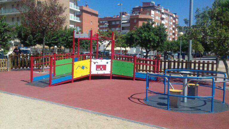 El parc infantil de la plaça Esteve Fàbregas s’amplia amb elements de joc inclusius
