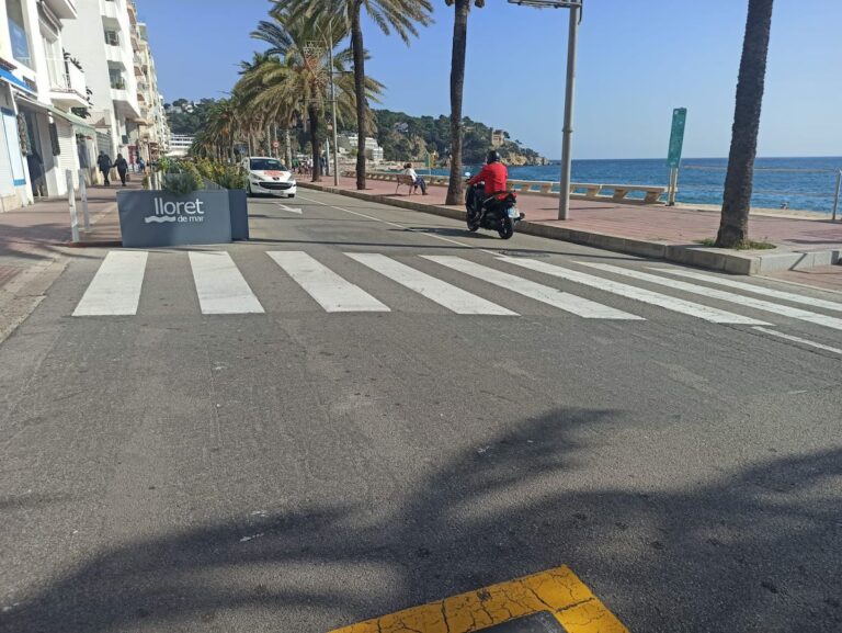 Un pas de vianants, al passeig marítim