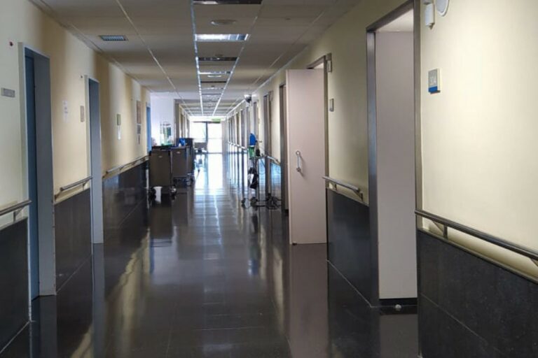 Un passadís de l'Hospital Comarcal de la Selva (El Punt Avui)
