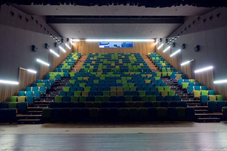 El pati de butaques renovat del Teatre de Lloret.