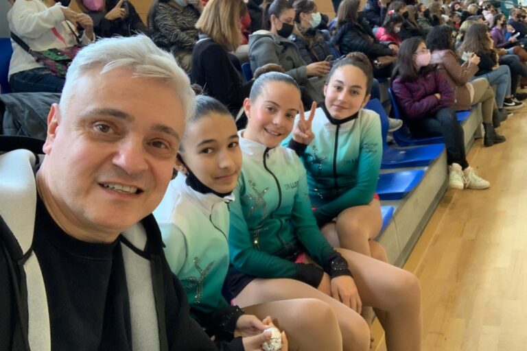 Les patinadores amb el seu entrenador (Club Patinatge Artístic Lloret)