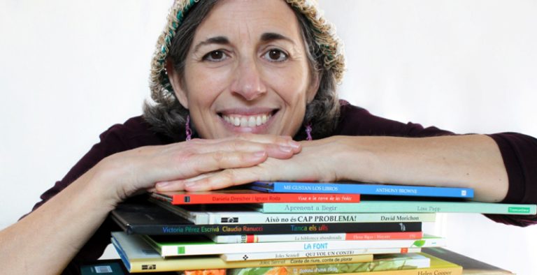 La biblioteca, com a escenari de contes, inspira la sessió d’aquest dissabte