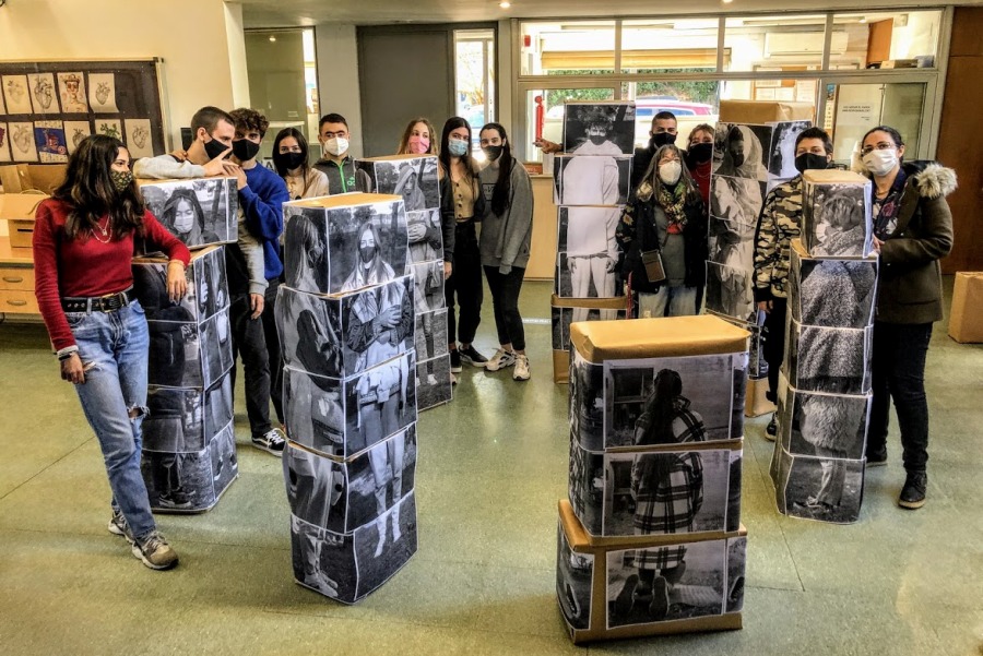 El pessebre guanyador dels instituts amb els alumnes creadors (Coll i Rodés)