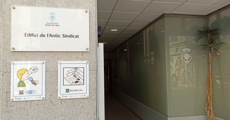 Els pictogrames a l'entrada de l'Antic Sindicat (NRLL)