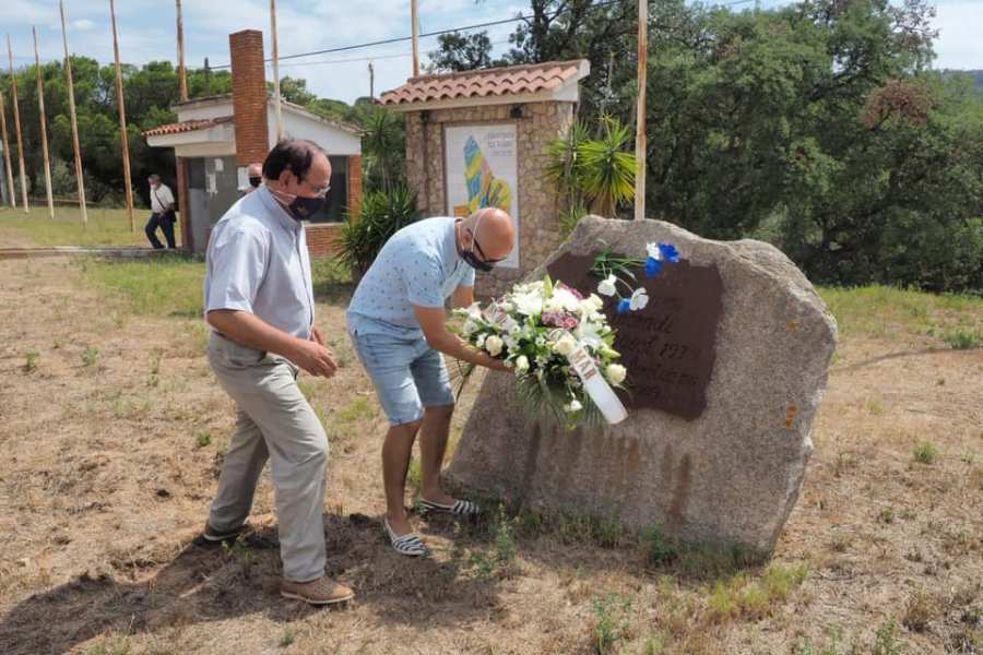 L'alcalde diposita l'ofrena floral al monòlit de la urbanització.
