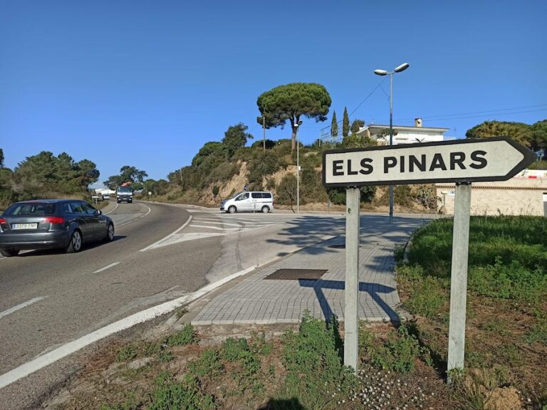 Accés a la urbanització dels Pinars.