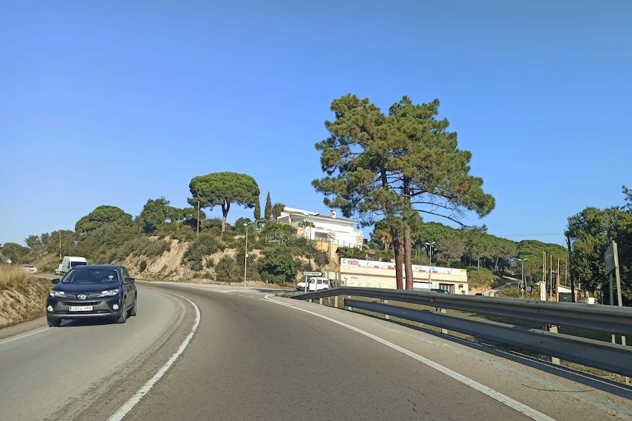 Accés a la urbanització dels Pinars.