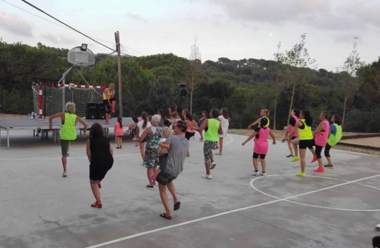 Els Pinars celebra la seva festa amb una ofrena floral en record de les víctimes de l’incendi del 1979