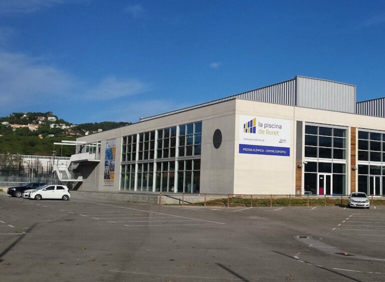 L'exterior de la piscina municipal de Lloret de Mar (El Punt Avui)