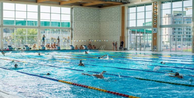 Usuaris de la piscina municipal de Lloret.