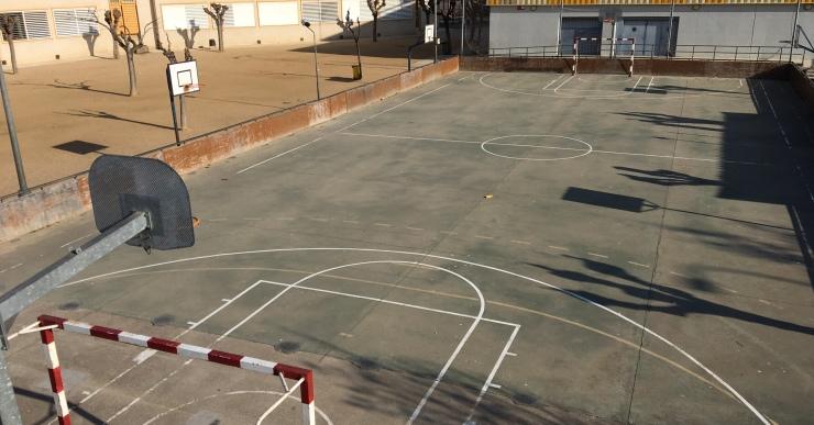 L’Ajuntament cobrirà la pista de l’escola Pompeu Fabra aquest any