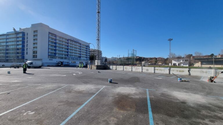 Els operaris, preparant les places del pavelló d'esports per a ser pintades com a zona verda.