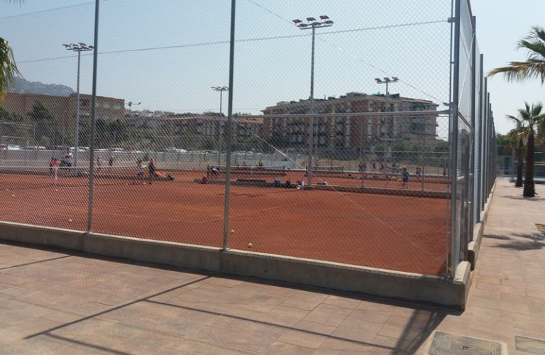 Es posen en marxa les noves pistes de pàdel i tennis, al costat de la piscina