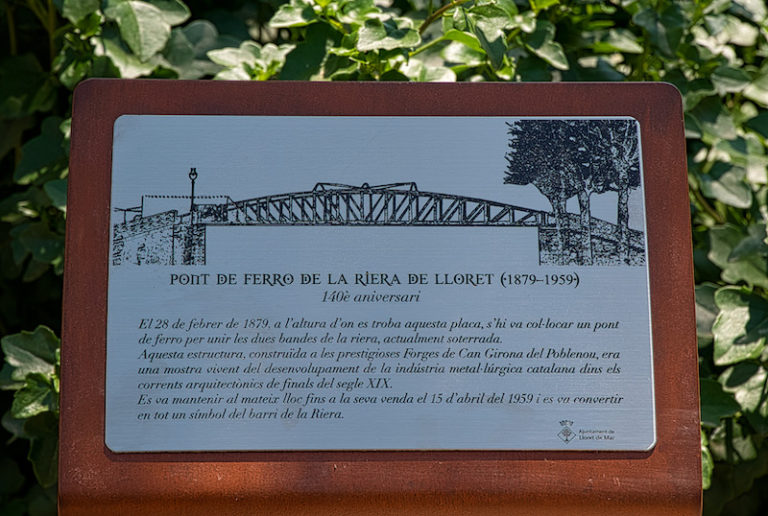 La història del pont de ferro de la riera, en una placa informativa i un codi QR