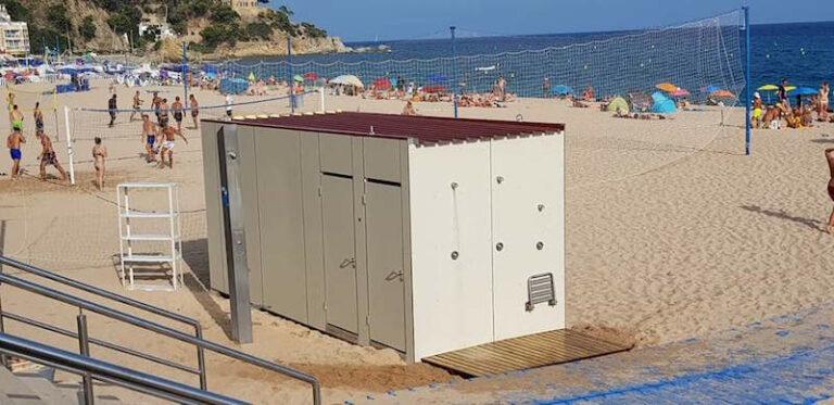 S’instal·len nous serveis de WC i vestidors en la zona esportiva de la platja de Lloret