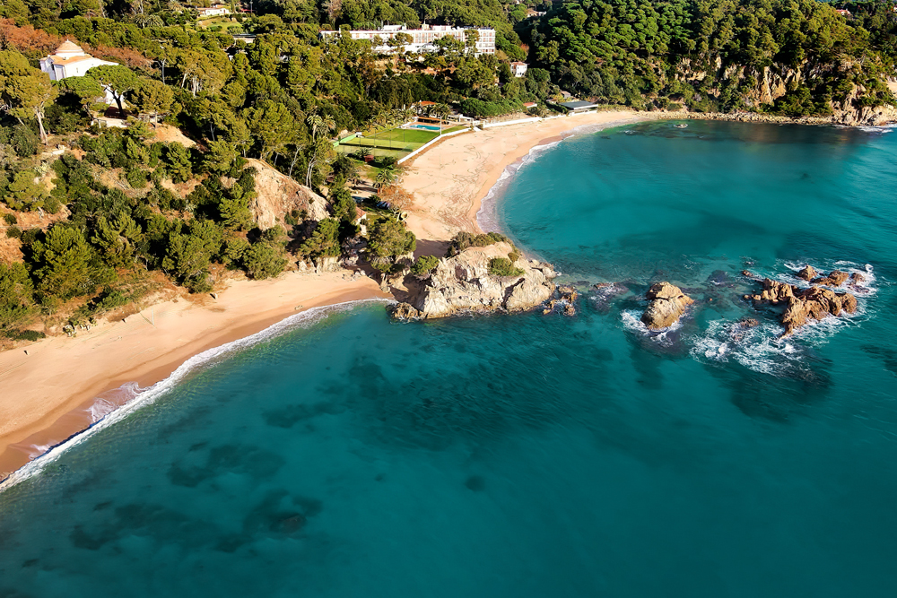 Imatge aèria de les platges de Cala Treumal i Santa Cristina