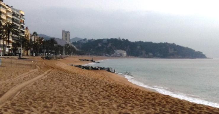 Els temporals deixen la platja de Lloret amb la sorra repartida de manera desigual