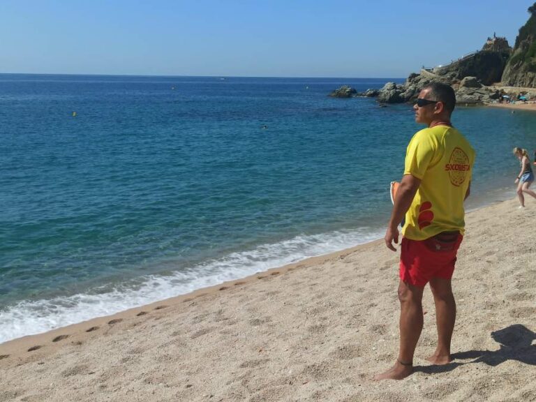 Un dels socorristes, a la platja del centre de Lloret.