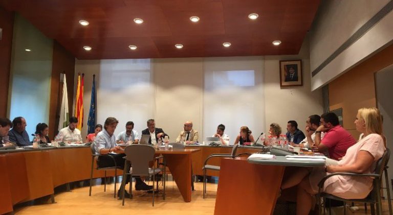 ERC i Ciutadans fan uns precs contraposats sobre una pancarta dedicada als ‘presos polítics’ i el llaç de la rotonda
