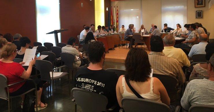 Tota l’oposició (excepte el no adscrit) critica durament que el Govern vulgui privatitzar el mercat