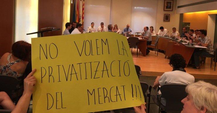 Els paradistes del Mercat Municipal estan en contra de privatitzar l’equipament