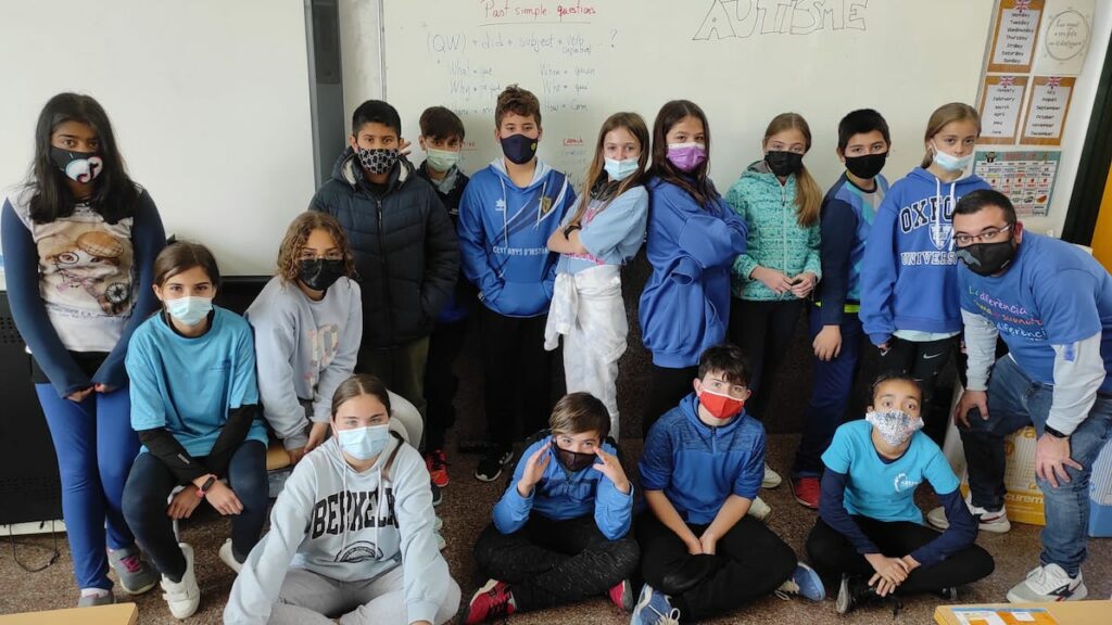 Alumnes vestits de blau (Escola Pompeu Fabra)