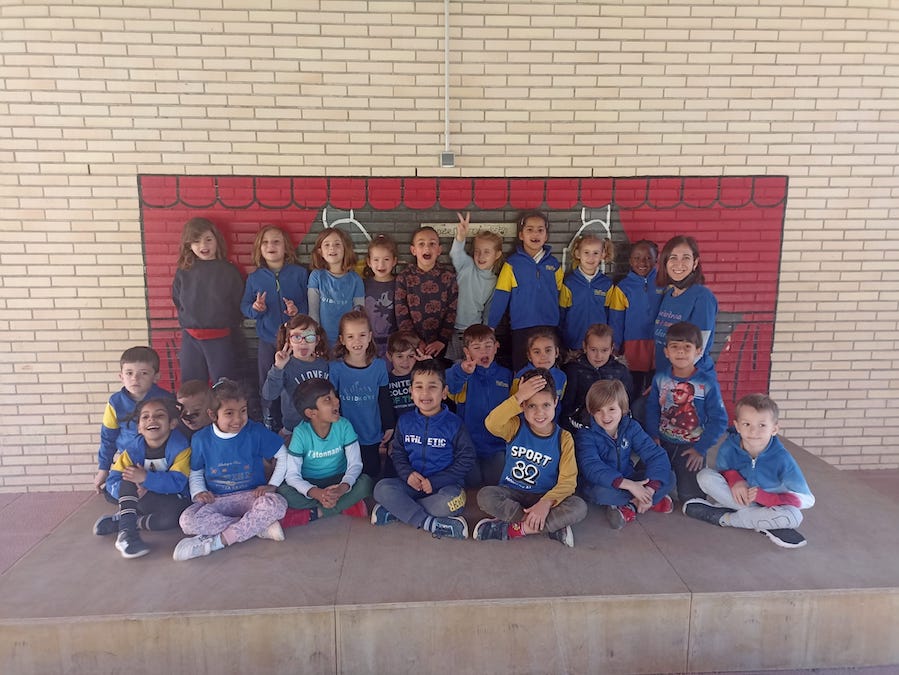 Alumnes vestits de blau (Escola Pompeu Fabra)