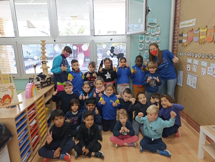 Alumnes vestits de blau (Escola Pompeu Fabra)