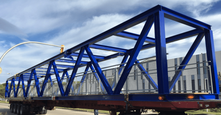 Es col·loca un pont per creuar l’avinguda de les Alegries, del barri de Puigventós al Rieral