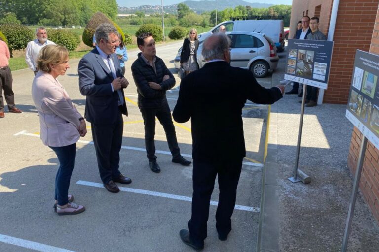 El president de la Diputació de Girona, Miquel Noguer, durant la visita d'obres a la planta de Lloret i Tossa (ACN)