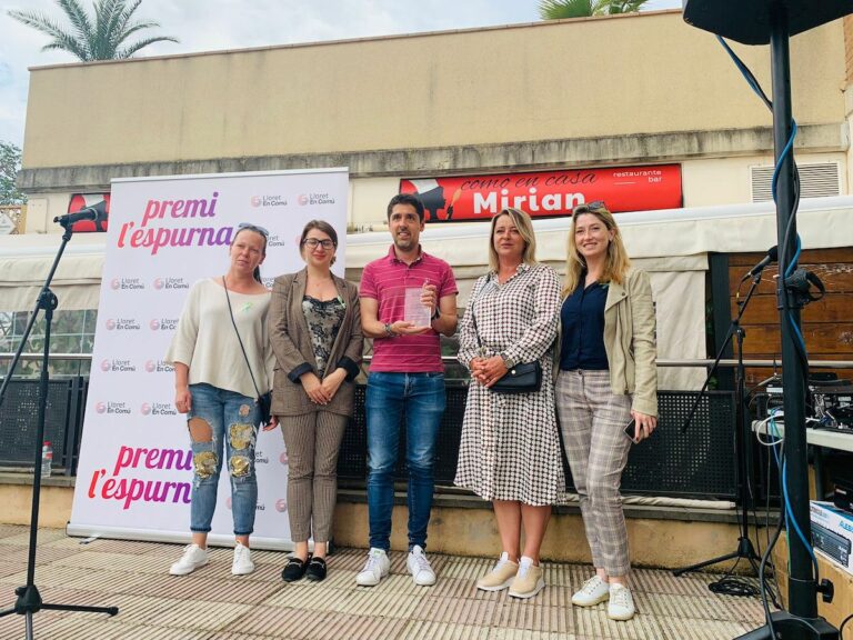 La comunitat ucraïnesa recollint el Premi Espurna 2022