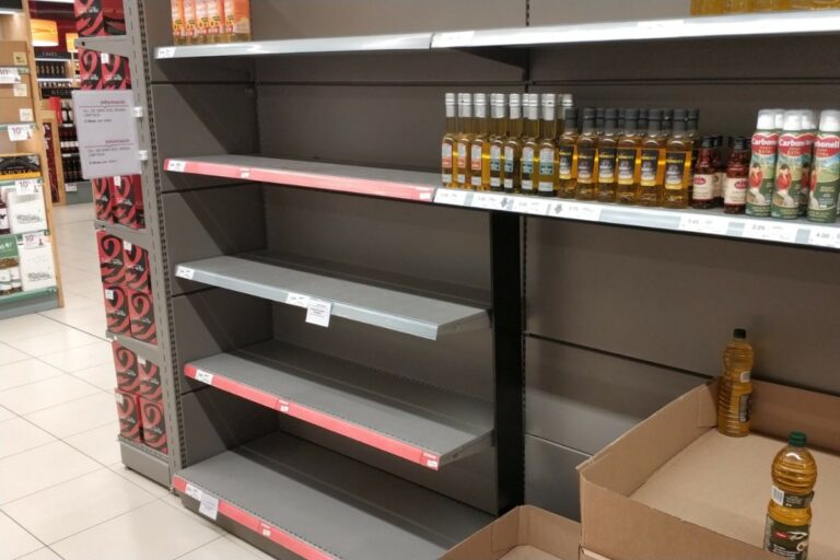 Prestatges buits en un supermercat, la setmana passada