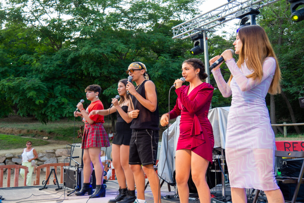 Els artistes locals, interpretant l'himne del Pride