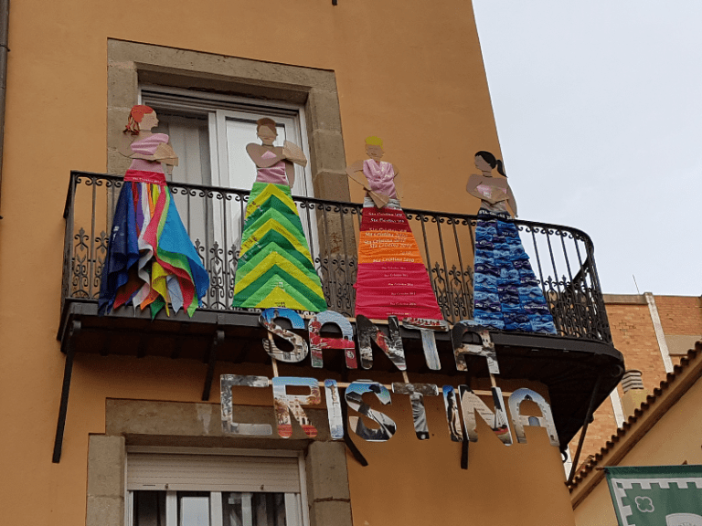 Un balcó farcit de mocadors de Santa Cristina, fent la silueta de les obreres, guanya el concurs del nucli antic