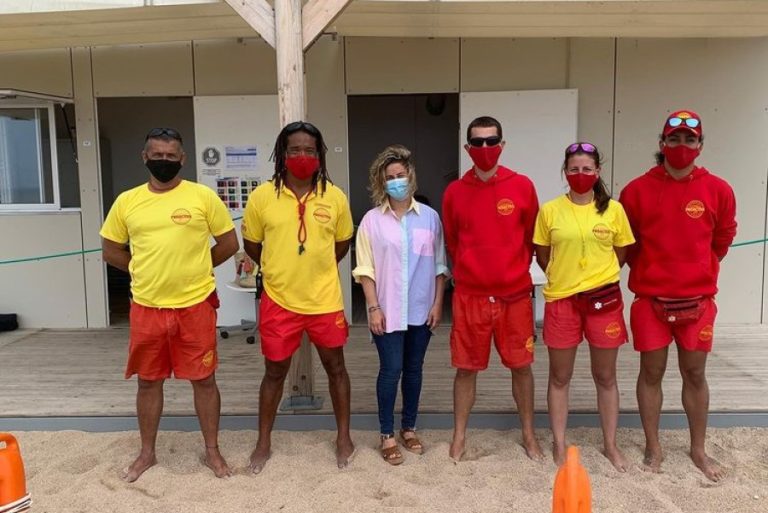 Alguns socorristes de Proactiva amb la regidora de Platges (Ajuntament de Lloret de Mar)
