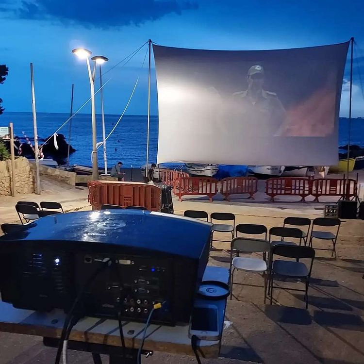 Tot preparat a Sa Caleta per la projecció que es va haver de posposar pel mal temps (Ajuntament de Lloret de Mar)