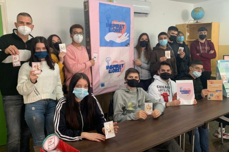 Els alumnes del PTT de vendes, amb els clauers solidaris amb la Marató.